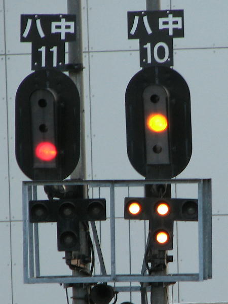 札幌站出发信号机下方的进路表示机，白灯排出方向线