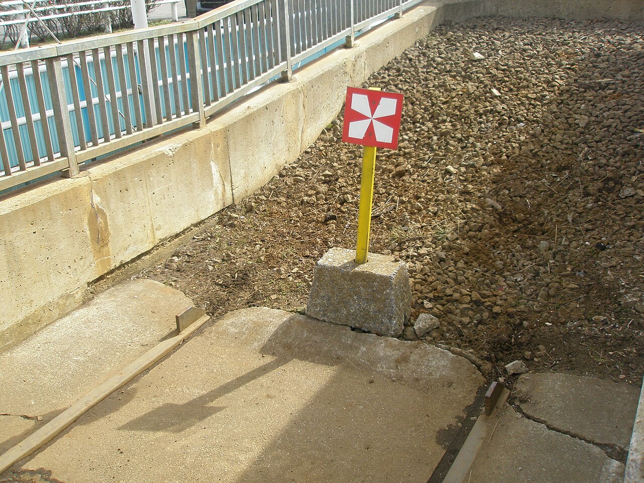 函馆市电谷地头停留场的车止标识与车挡