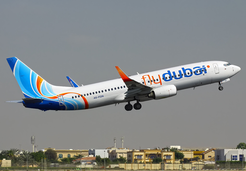 飞行中的 flydubai 波音 737-800 侧面