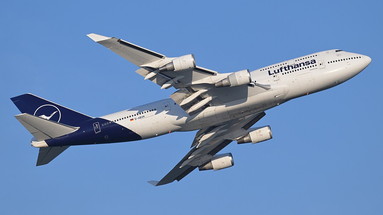 飞行中的汉莎航空波音 747-400