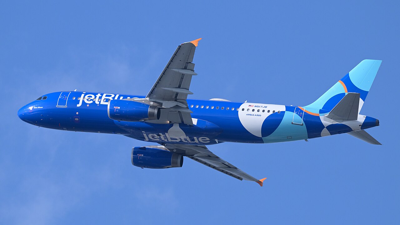 飞行中的捷蓝航空空客 A320 侧面