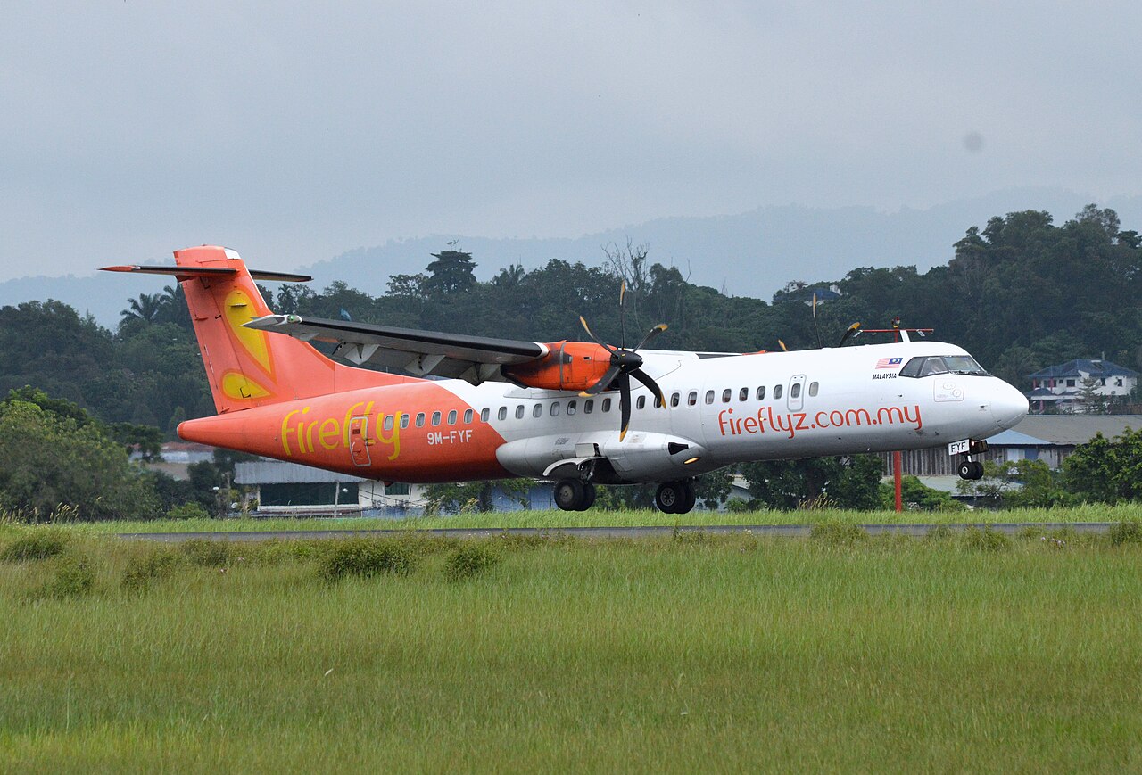 跑道上的萤火虫航空 ATR 72-500