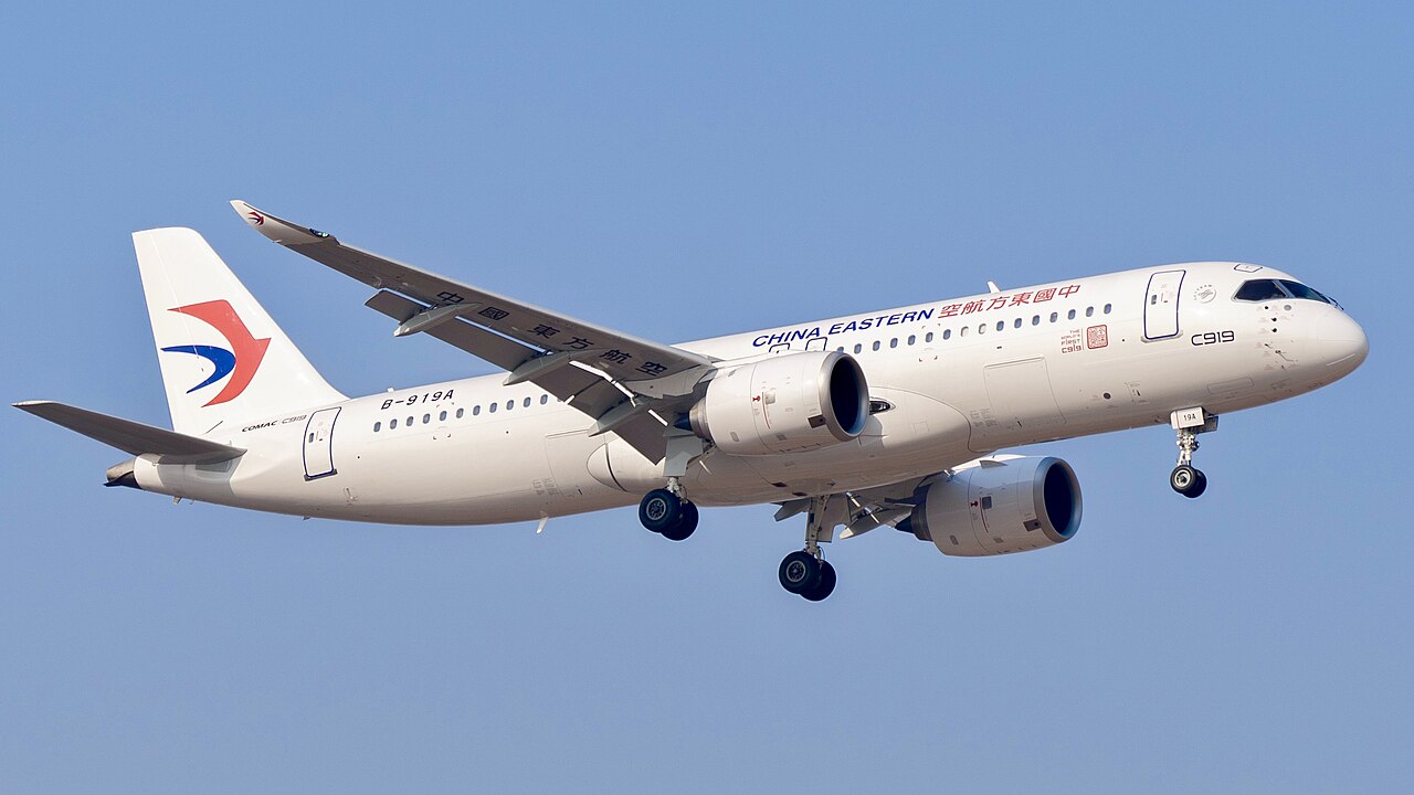 降落中的中国东方航空 C919