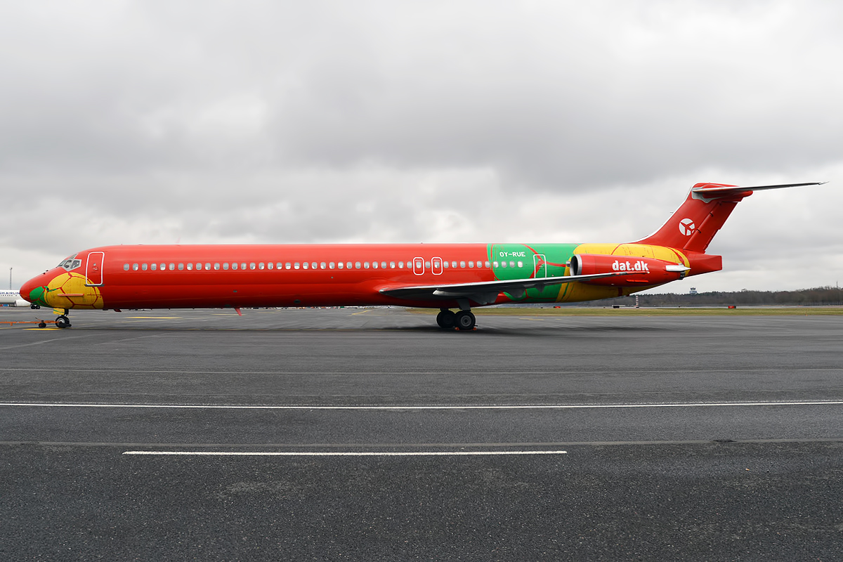 停机坪上的 MD-83 侧面